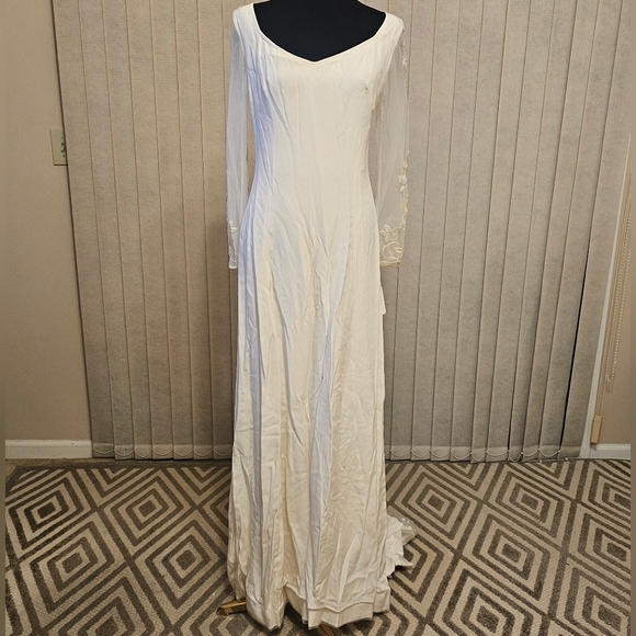 Chic Long Sleeve White Dress - Picture 1 of 7